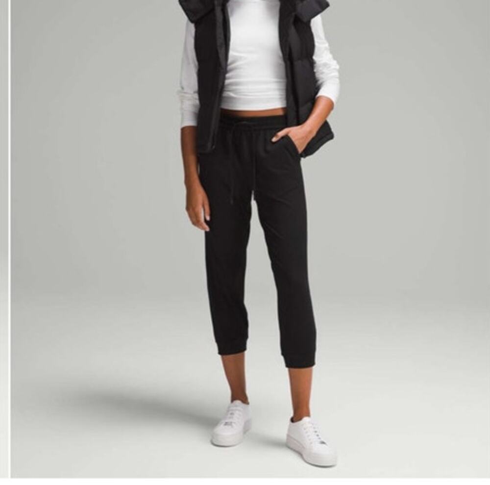 Lululemon Soft Jersey Classic-Fit Mid-Rise Cropped Jogger Black Size 4